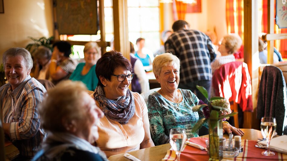 heiterer Tagesausklang im Buschenschank | © Busreisen Steiermark