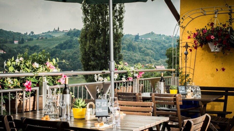 Terrasse beim Buschenschank Schneeberger  | © Buschenschank Schneeberger 