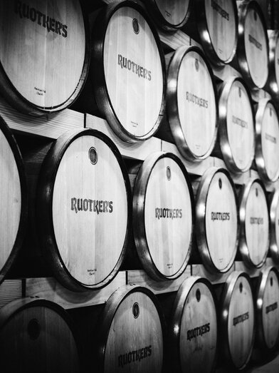 Über 1000 Eichenfässer gefüllt mit Whiskey und Rum | Ingo Pertramer