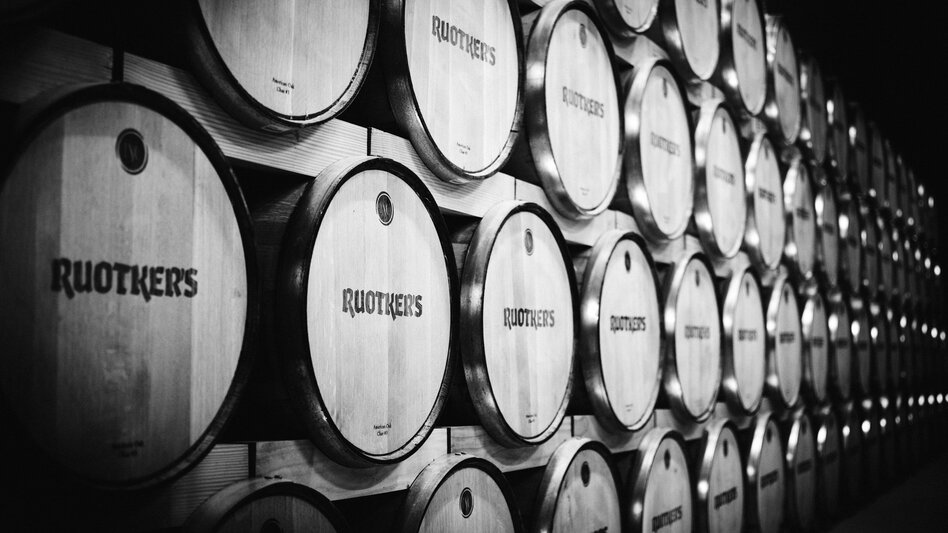 Über 1000 Eichenfässer gefüllt mit Whiskey und Rum