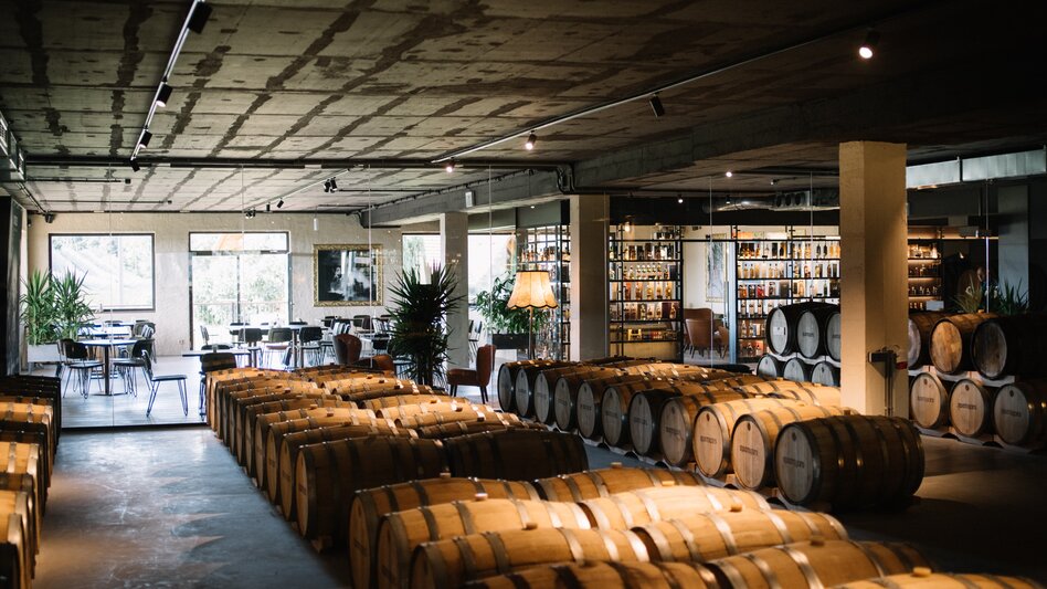 Fasskeller mit über 1.000 Eichenfässern | © Ingo Pertramer