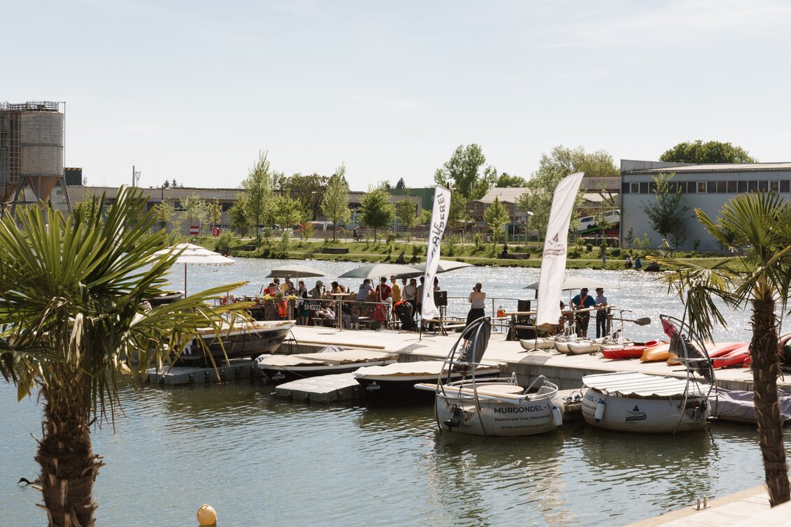 Start / Ziel der Floßrundfahrt am Stadtstrand Graz | © Die Flößerei | LippZahnschirm | © Die Flößerei