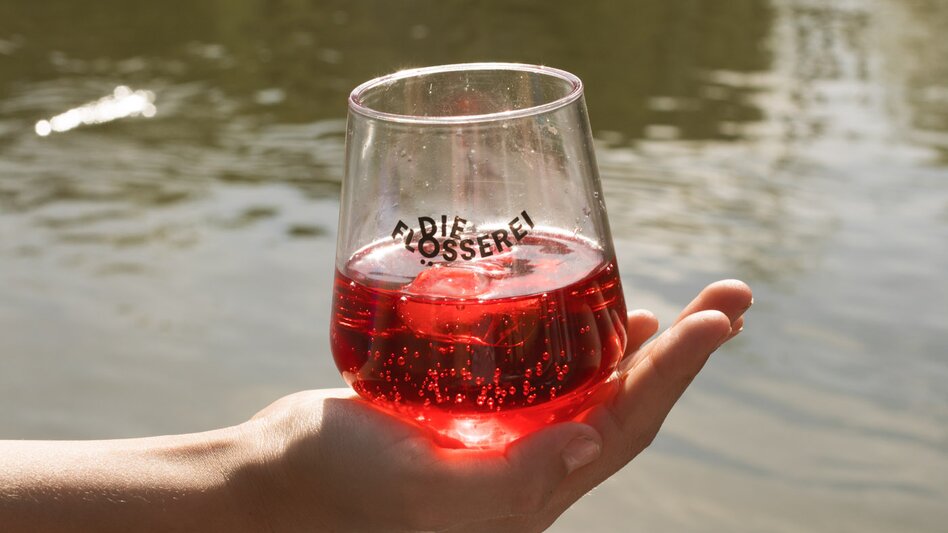 Bar mit Getränken direkt am Floß | © Die Flößerei