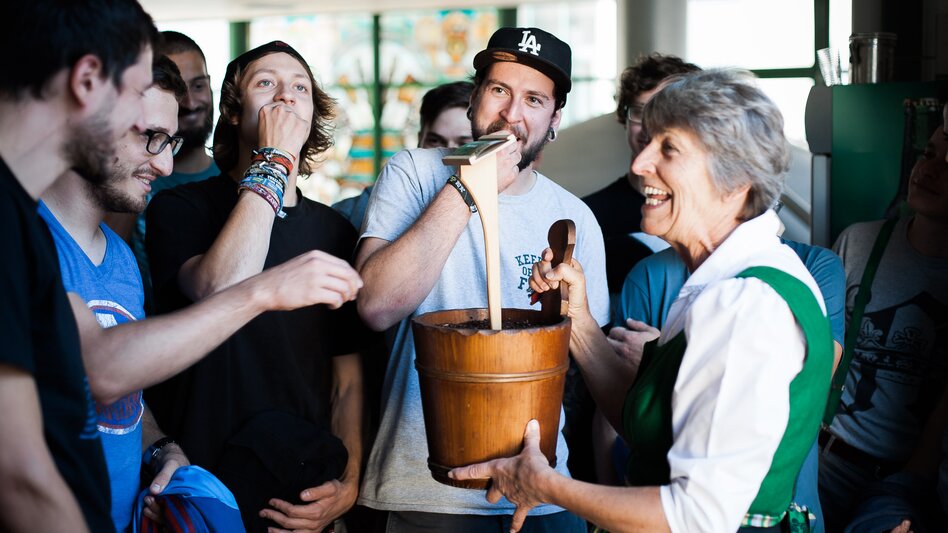 Gäste verkosten Rohstoffe | © Busreisen Steiermark