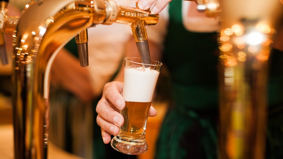 Beim Bierzapfen | © Busreisen Steiermark