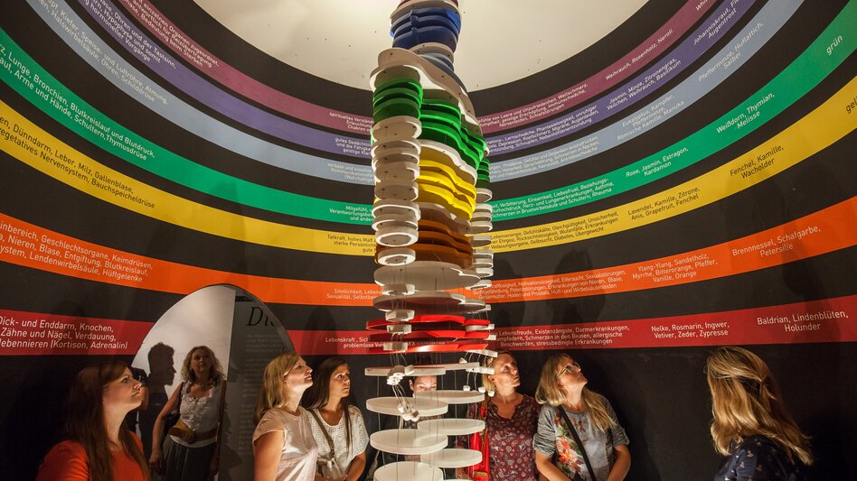 Bunter Chakrenturm umringt von Besuchern | © Busreisen Steiermark