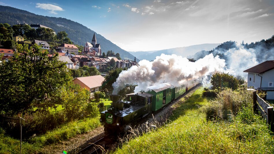 Murtalbahn mit Murau im Hintergrund | © Steiermark Tourismus