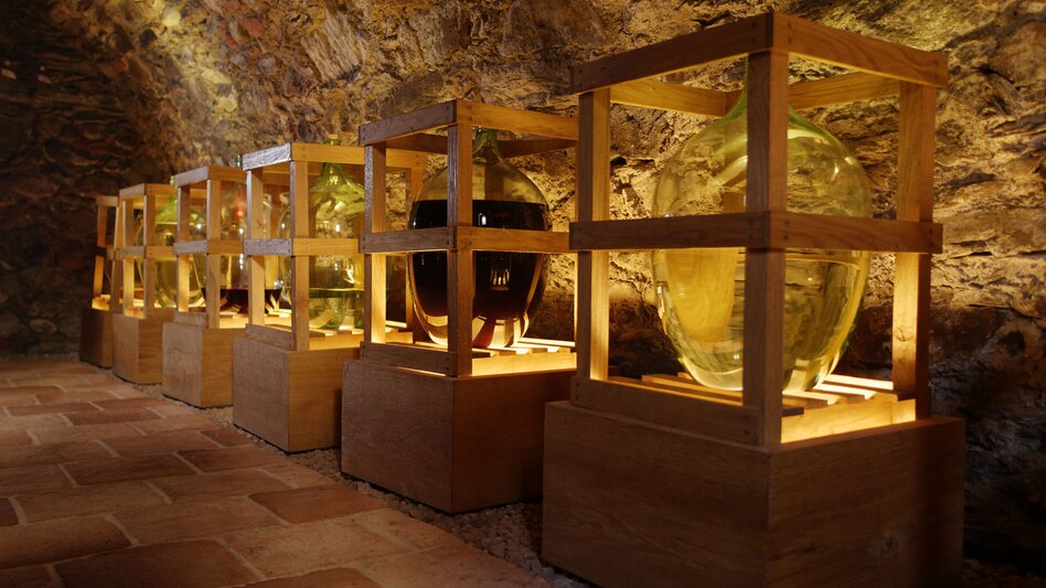 Reifung der Edelbrände in bauchigen Glasgefäßen | © Obsthof Pieber