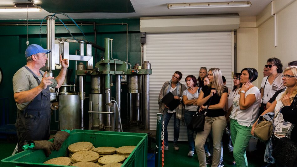 Führung durch die Ölmühle | © Busreisen Steiermark