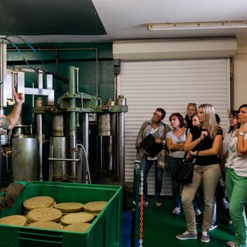 Führung durch die Ölmühle | Alexander Rauch | © Busreisen Steiermark