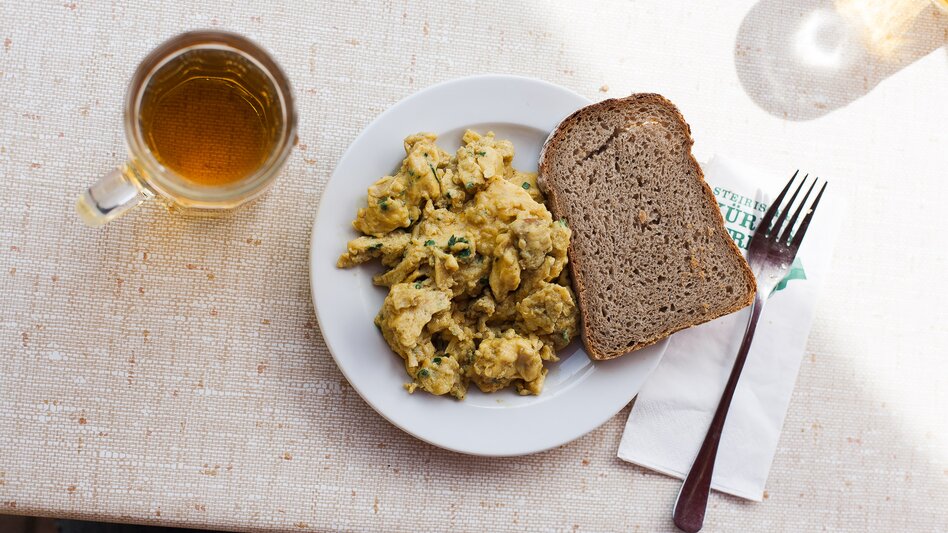 Kürbiskernöleierspeise mit Bauernbrot | © Busreisen Steiermark