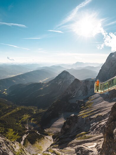 Weitblick von der Treppe ins Nichts auf dem Dachstein Gletscher | Mathäus Gartner | © Planai-Hochwurzen-Bahnen