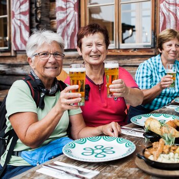 Prost auf der Schaf-Alm | Alexander Rauch | © Busreisen Steiermark