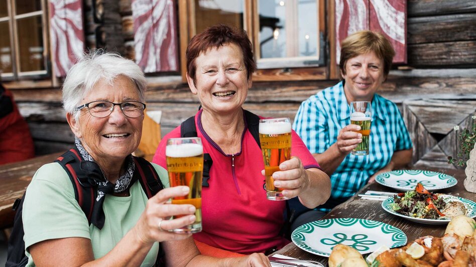 Damen mit Bier beim Anprosten | © Busreisen Steiermark