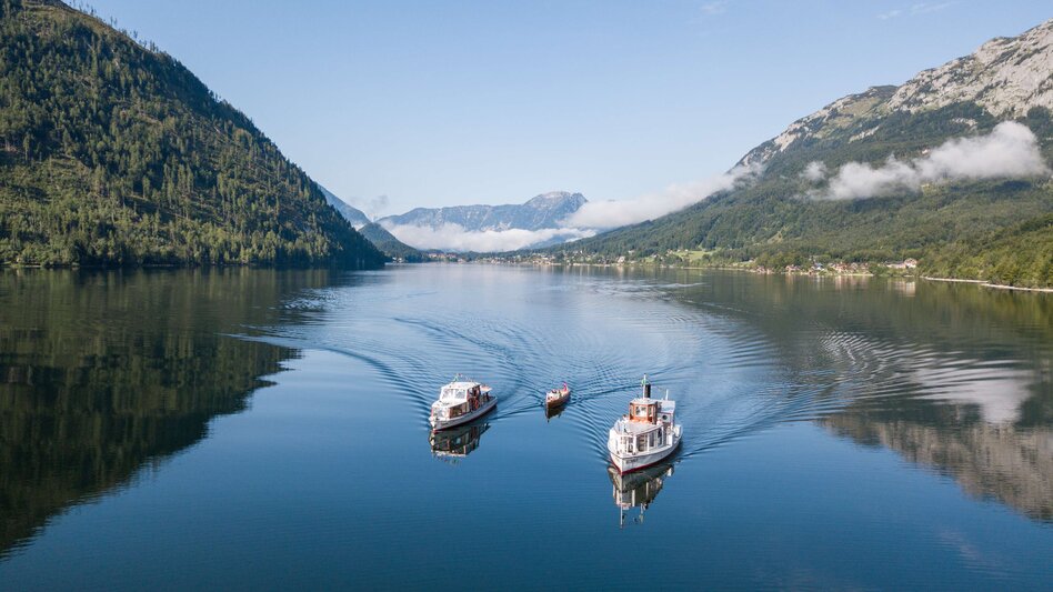 Zwei Schiffe und ein Boot auf dem See vor Bergkulisse | © Andreas Syen