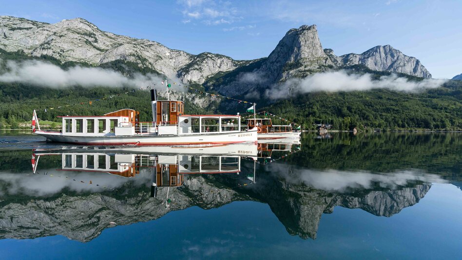 Schiff am See vor Bergkulisse | © Florian Loitzl