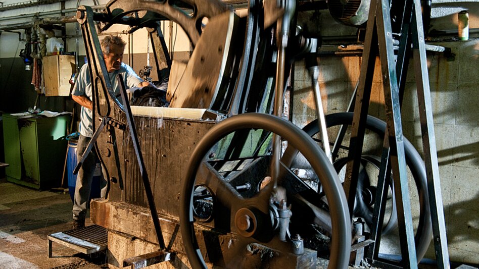 Mann bedient Hammerwalke | © Steiner1888