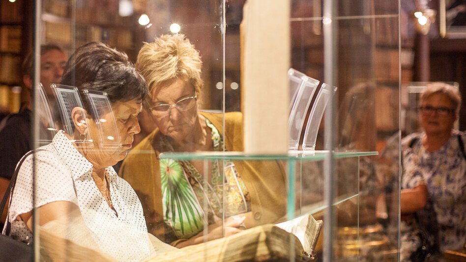 in der Bibliothek | © Busreisen Steiermark