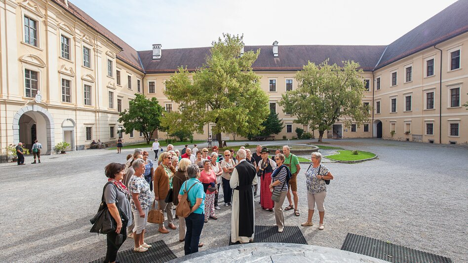 Treffpunkt im Hof | © Busreisen Steiermark