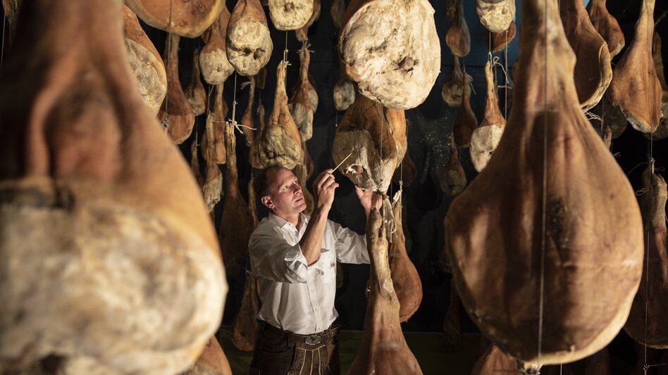 Franz Habel im Reiferaum der luftgetrockneten Rohschinken | © Vulcano