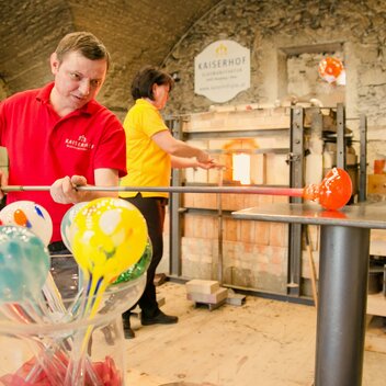 Kunstvolle Unikate aus der Schauglasbläserei | nicoleseiser.at | © Kaiserhof Glasmanufaktur