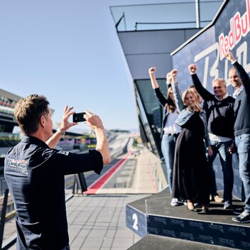 Red Bull Ring Tour: Gruppenfoto am Siegerpodest | Armin Walcher | © Red Bull Ring