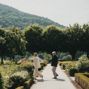 Spaziergang durch die Gartenanlage von Herberstein | Heldentheater | © Genusscard STMK