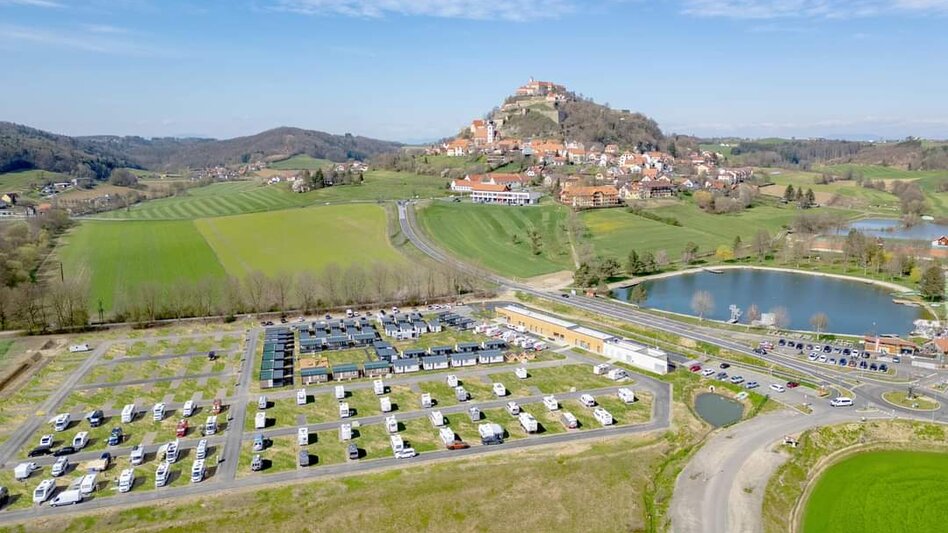 In unmittelbarer Umgebung: die Riegersburg, kulinarische Ausflugsziele und der Badesee | © Camping Resort Riegersburg