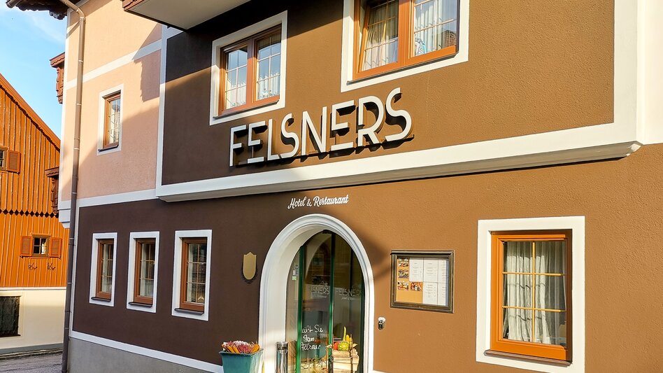 Das Hotel Felsners ehemals Kirchenwirt befindet sich mitten im historischen Ortskern von Haus im Ennstal. Hier zu sehen der neu gestaltete Eingangsbereich. | © Busreisen Steiermark