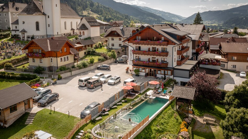 Eingebettet im historischen Ortskern von Haus im Ennstal | © Hotel Felsners