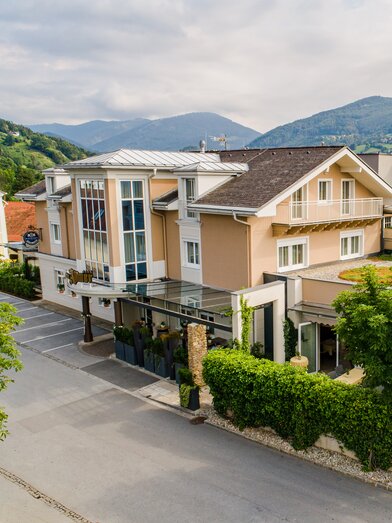 Aussenansicht mit Terrasse | © Hotel Allmer GmbH