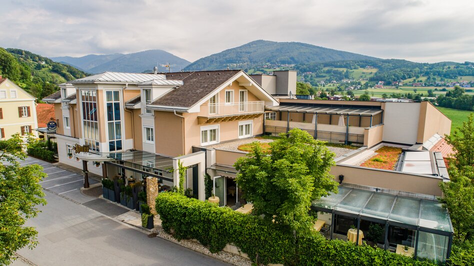 Aussenansicht mit Terrasse | © Hotel Allmer GmbH