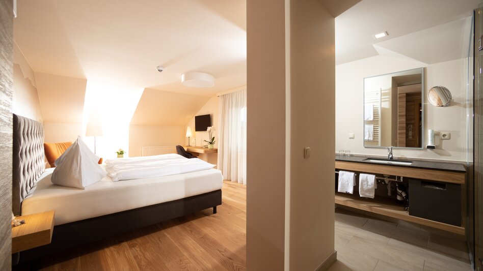Doppelzimmer und Blick ins Bad | © Hotel Allmer GmbH