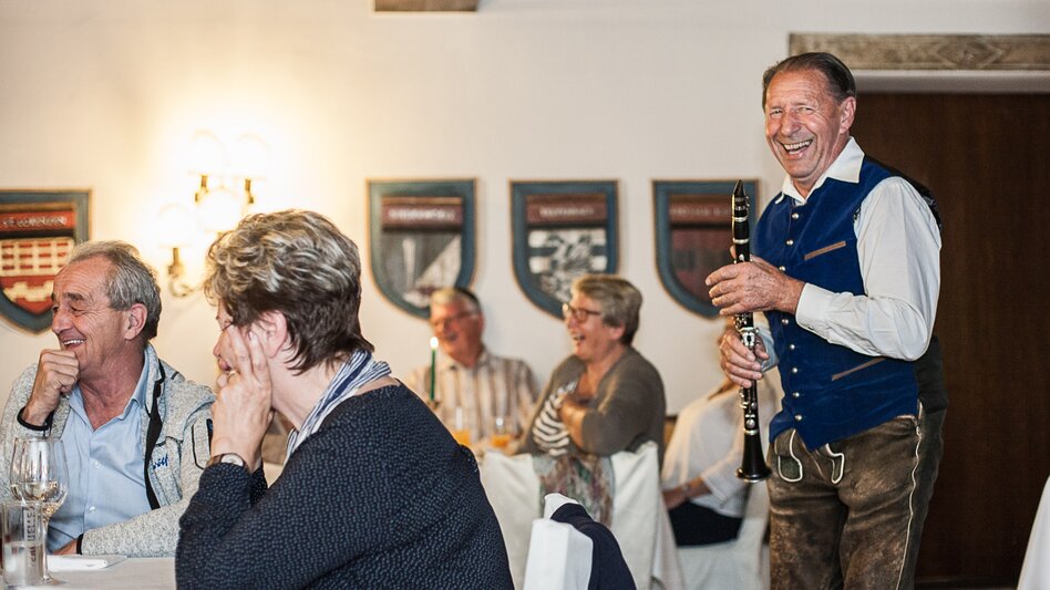 Musikalische Umrahmung beim Essen. 