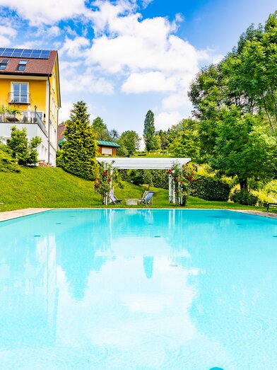 Großzügiger Pool mit Liegewiese | P.O.M. Werbeagentur | © Gut Moser