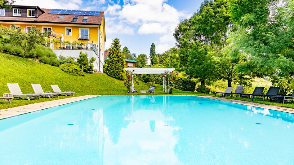 Großzügiger Pool mit Liegewiese | © Gut Moser