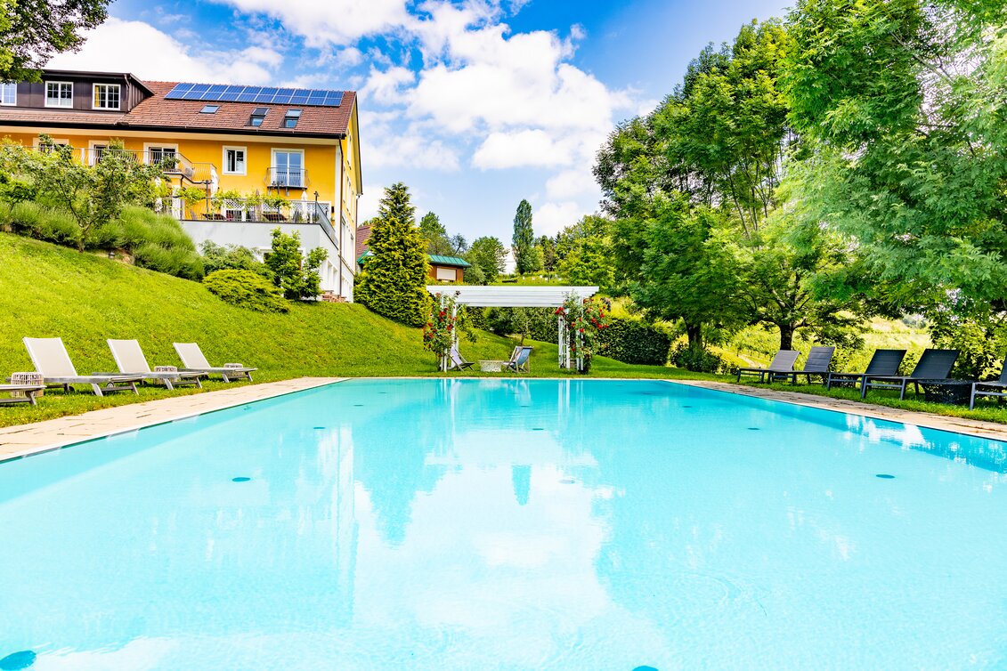 Großzügiger Pool mit Liegewiese | © Gut Moser | P.O.M. Werbeagentur | © Gut Moser