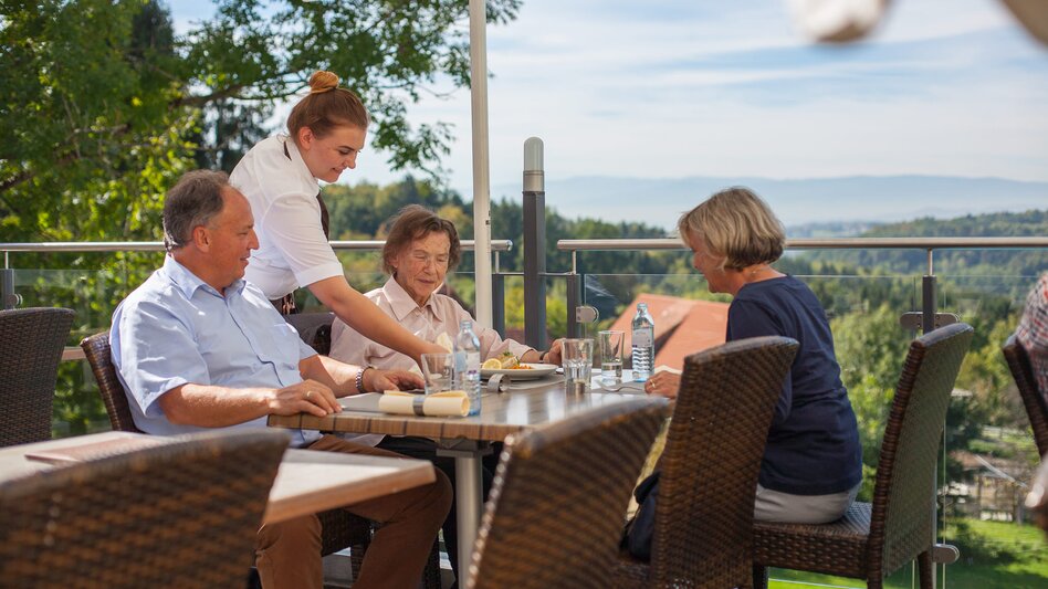 Terrasse im Grünen | © Busreisen Steiermark