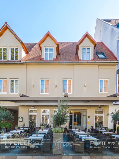 Außenansicht mit Gastgarten | Günther Linshalm | © Pfeiler's