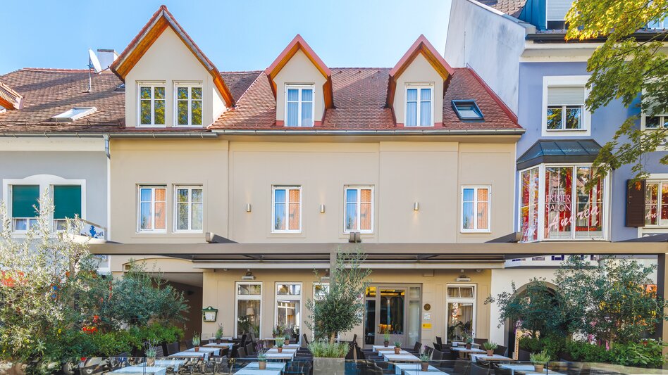 Außenansicht mit Gastgarten | © Pfeiler's