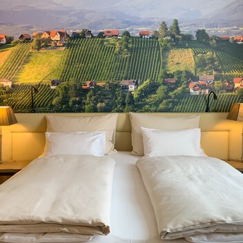 Doppelzimmer mit Weingärten von Hochgrail als Kulisse | Renate Pein | © Stainzerhof