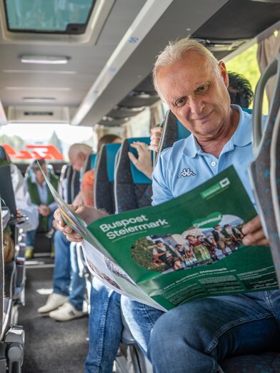 Lektüre Buspost Steiermark | © Busreisen Steiermark | Jesse Streibl | © Busreisen Steiermark
