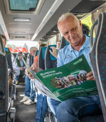 Lektüre Buspost Steiermark | Jesse Streibl | © Busreisen Steiermark