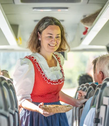 Herzliche Begrüßung im Reisebus in der Steiermark | Jesse Streibl | © Busreisen Steiermark