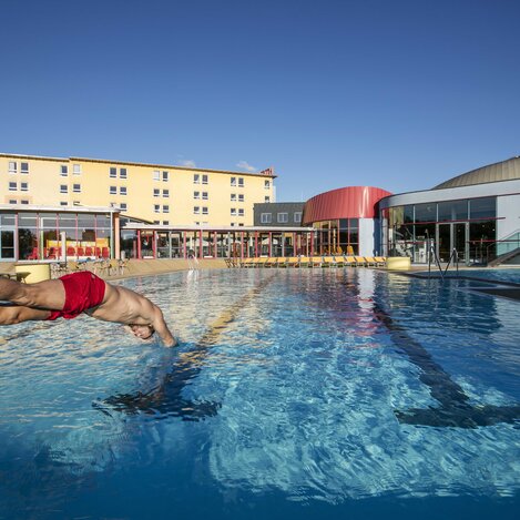 Sprung ins Wasser | © H²0 Hotel-Therme-Resort  | Harald Eisenberger | © H²0 Hotel-Therme-Resort 