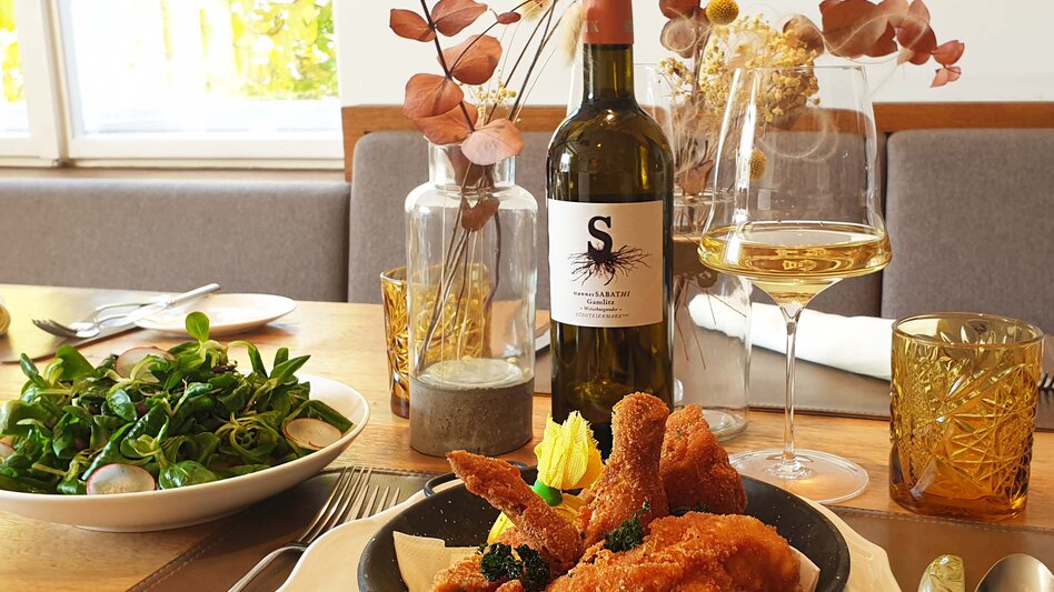 Backhendl & Wein  | © Landgut am Pößnitzberg