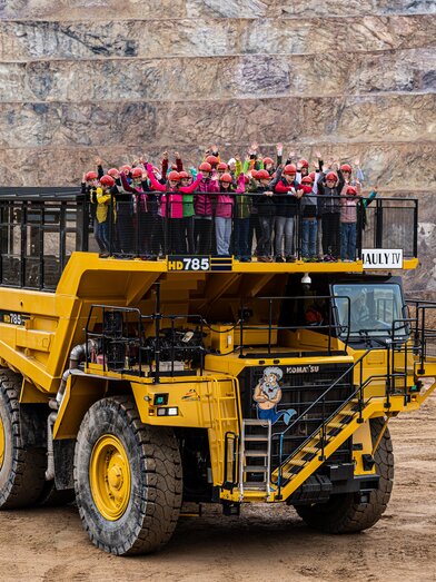 Eine Schulgruppe am Hauly | © Abenteuer Erzberg | Harald Tauderer
