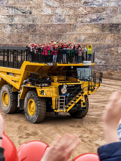 Winkende Kinderhände vorm Hauly | © Abenteuer Erzberg | Harald Tauderer