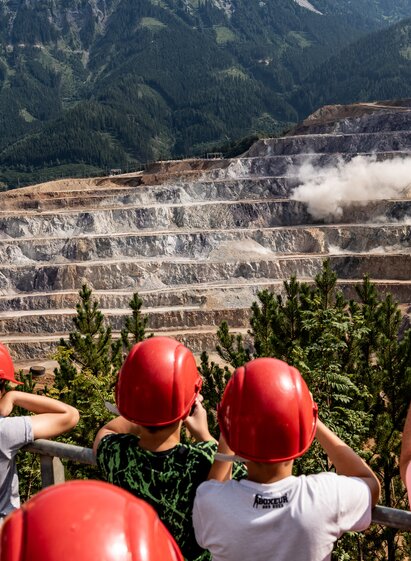 Beobachten einer Sprengung | Harald Tauderer | © VA Erzberg GmbH