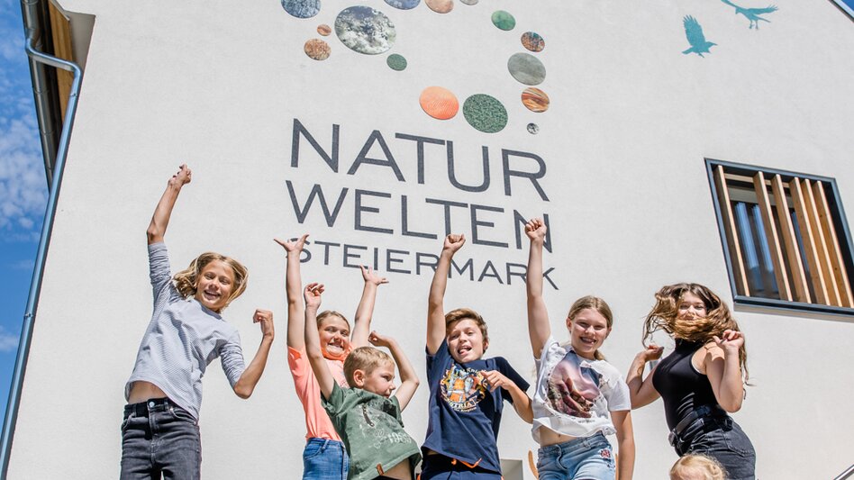 Kindergruppe vor dem Naturwelten Gebäude | © TG-Fotozone